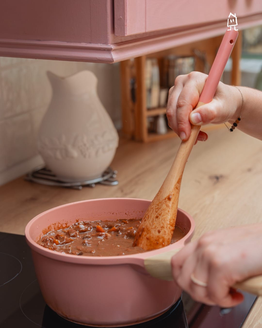 Le BB est de retour ! Avec les températures qui baissent et l'hiver qui s'installe doucement mais sûrement par ici, on remet le boeuf bourguignon à la carte des paniers gourmands. On taira leur identité pour éviter toutes représailles mais certains de nos visiteurs nous ont même glissé à l'oreille qu'il était encore meilleur que celui de leur grand-mère... 🙃
---
BB is back! As winter is coming, the boeuf bourguignon is too. And sssh: we can't tell their names to avoid any conflit in the family but some of our guests have told us that our beef is even better than their grandmother's one... 🙃

📍 Hautes Côtes de Beaune
📲 Réservations : lien direct dans la bio
📷 @jerome.henon6
