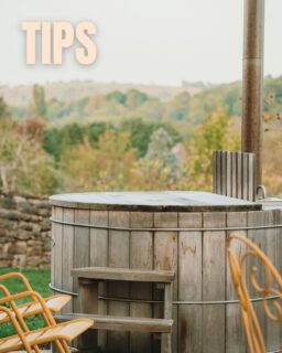 Si vous souhaitez profiter d'un bain nordique privatif, c'est sur l'une de nos tiny houses qu'il faut jeter votre dévolu. Nos 4 cabanes sont en effet équipées de leur propre bain - il est chaud à votre arrivée et le reste tout au long de votre séjour 🛁
---
If you want to enjoy a private nordic bath, your perfect match is a tiny house. Our 4 cabins have their own bath - it is warm when you arrive but also during your whole stay 🛁

📸 @lorenecreuzotphotographie