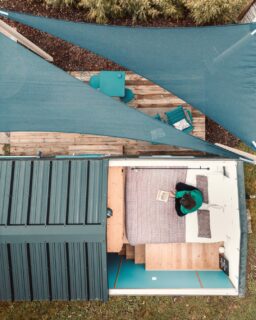・activité sur place - faire la sieste, bouquiner, contempler les nuages... Il suffit d'ouvrir le toit de notre cabotte bleue pour déconnecter avec les oiseaux pour seule compagnie.
---
・what to do on site - take a nap, read, look at the clouds... You just have to open the blue cabotte's roof to relax with birds.

📸 @jerome.henon6