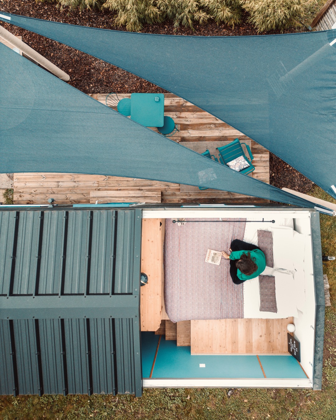 ・activité sur place - faire la sieste, bouquiner, contempler les nuages... Il suffit d'ouvrir le toit de notre cabotte bleue pour déconnecter avec les oiseaux pour seule compagnie.
---
・what to do on site - take a nap, read, look at the clouds... You just have to open the blue cabotte's roof to relax with birds.

📸 @jerome.henon6