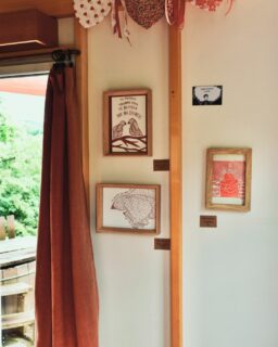 Quand l'univers onirique de l'artiste bourguignonne @_j.franciscus s'installe aux Cabottes... 🌿
Jeanne s'est inspirée des thématiques colorées de chaque tiny house pour créer des œuvres sur-mesure qui font écho à l'essence même des Cabottes. 
---
When the dreamlike world of burgundy artist @_j.franciscus takes up residence at Les Cabottes... 🌿
Jeanne drew inspiration from the colorful themes of each tiny house to create bespoke works that echo the very essence of Les Cabottes.