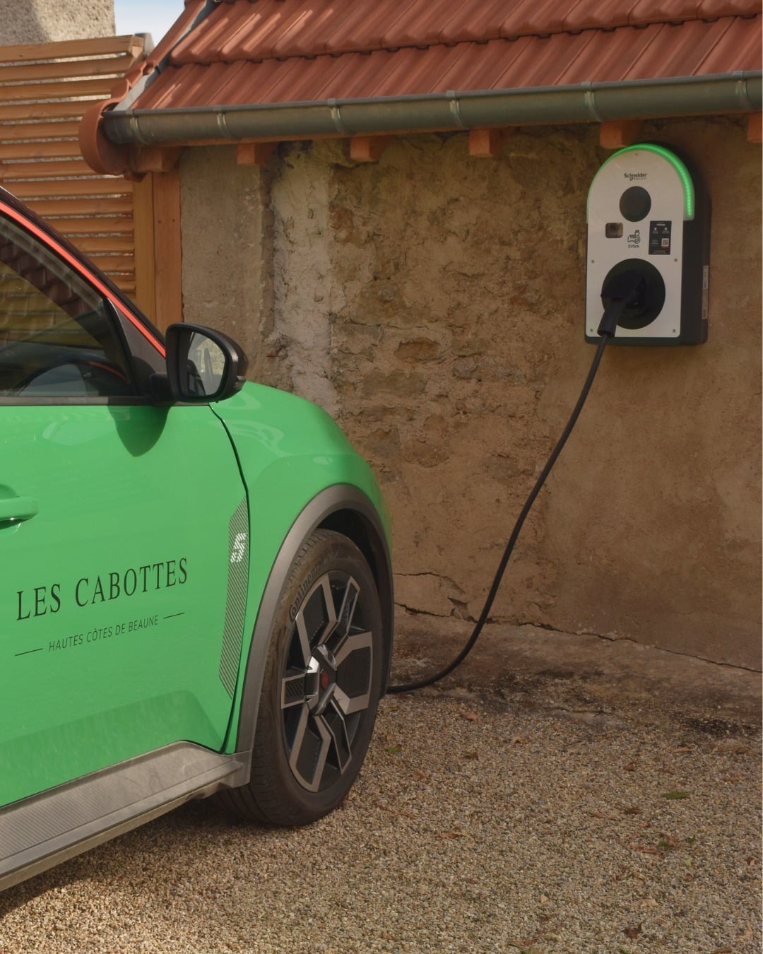 Chaud devant ! Après une bonne nuit de sommeil, nos deux bornes de recharge permettent à nos voyageurs de repartir à l'aventure les batteries pleines et l'esprit léger 🌿 
---
Ready to roll! After a good night's sleep, our two charging stations let our travelers head back out on their adventure with fully charged batteries and a carefree mind 🌿