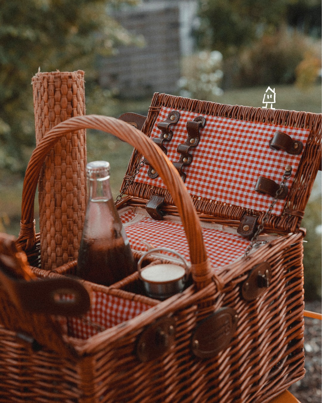 20h : le dîner est servi ! Nous concoctons chaque jour un menu tout en gourmandise que nous vous apportons prêt à déguster directement dans votre hébergement 🧺
---
8 o'clock: dinner is ready! Each day, we prepare a yummy menu that we bring directly to you 🧺

📍 Hautes Côtes de Beaune
📲 Réservations : lien direct dans la bio

Crédits photos @jerome.henon6