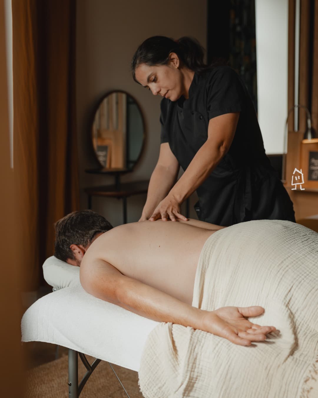 Faire une pause, oublier les petits tracas du quotidien et ne penser qu'à soi : sous les douces mains d'Elodie, vivez un moment hors du temps pour parfaire la déconnexion 💆
---
Take a break, forget the little daily problems and only think about yourself: under the soft hands of Elodie, leave a timeless moment to disconnect 💆

📍 Hautes Côtes de Beaune
📲 Réservations : lien direct dans la bio
📷 @jerome.henon6