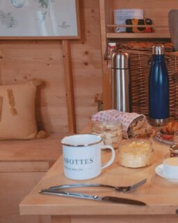 Les matins qui ont l'odeur du café chaud et des viennoiseries encore tièdes 🥐 Aux Cabottes, le petit-déjeuner est roi - du sacré, du salé, les confitures du verger qui s'étalent sur le pain au levain tout frais, des oeufs brouillés bien crémeux... Vous pouvez le déguster autour de la table de partage pour rencontrer les autres voyageurs ou en toute intimité dans votre hébergement pour prolonger le calme de la nuit.
---
Mornings scented with hot coffee and still-warm pastries 🥐 At Les Cabottes, breakfast is king - featuring both sweet and savory options, orchard jams spread on fresh sourdough bread, creamy scrambled eggs... You can enjoy it at the shared table to meet fellow travelers or in the privacy of your own accommodation to prolong the peacefulness of the night.

📸 @jerome.henon6