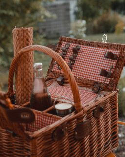 20h : le dîner est servi ! Nous concoctons chaque jour un menu tout en gourmandise que nous vous apportons prêt à déguster directement dans votre hébergement 🧺
---
8 o'clock: dinner is ready! Each day, we prepare a yummy menu that we bring directly to you 🧺

📍 Hautes Côtes de Beaune
📲 Réservations : lien direct dans la bio

Crédits photos @jerome.henon6