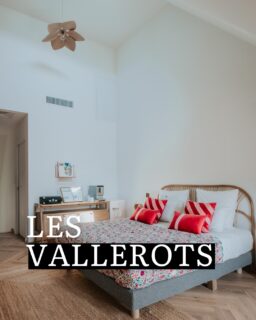 Nouvelles chambres, suite et fin : bienvenue aux Vallerots ! Avec son plafond cathédrale et sa porte-fenêtre toute hauteur, ici la luminosité est reine. Des teintes chaudes, des matières douces et du confort à foison : ce petit cocon est parfait pour un couple (il est également possible d'installer un lit bébé pour un petit bout) 🌱
---
New rooms, the end: welcome to Les Vallerots! With its cathedral ceiling and its huge French window, the light is queen. Warm colors, soft materials and a lot of comfort: this little nest is perfect for a couple (we can also prepare a baby bed for your little one) 🌱

📍 Hautes Côtes de Beaune
📲 Réservations : lien direct dans la bio
📷 @lorenecreuzotphotographie