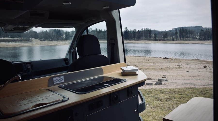 Les avantages de louer un van aménagé plutôt que de louer un camping-car