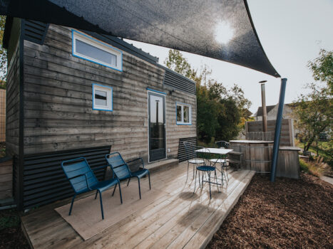 découvrez notre cabane insolite en bourgogne, la tiny house bleue et son spa nordique privatif