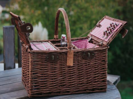 laissez-vous séduire par le panier gourmand aux Cabottes, pour un séjour insolite inoubliable en bourgogne viticole