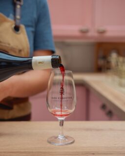 Vendredi, 18h30 : ne serait-ce pas l'heure parfaite pour déguster un joli cru bourguignon ? Une commande en un clic et nous livrons le précieux directement dans votre hébergement 🍷
*L'abus d'alcool est dangereux pour la santé à consommer avec modération
---
Friday, 6:30pm: it's the perfect time to taste a nice wine from Burgundy, isn't it? You can order it in one click and we bring it to you, directly in your accommodation 🍷
*Alcohol abuse is dangerous for your health, consume in moderation

📍 Hautes Côtes de Beaune
📲 Réservations : lien direct dans la bio

Crédits photos @jerome.henon6