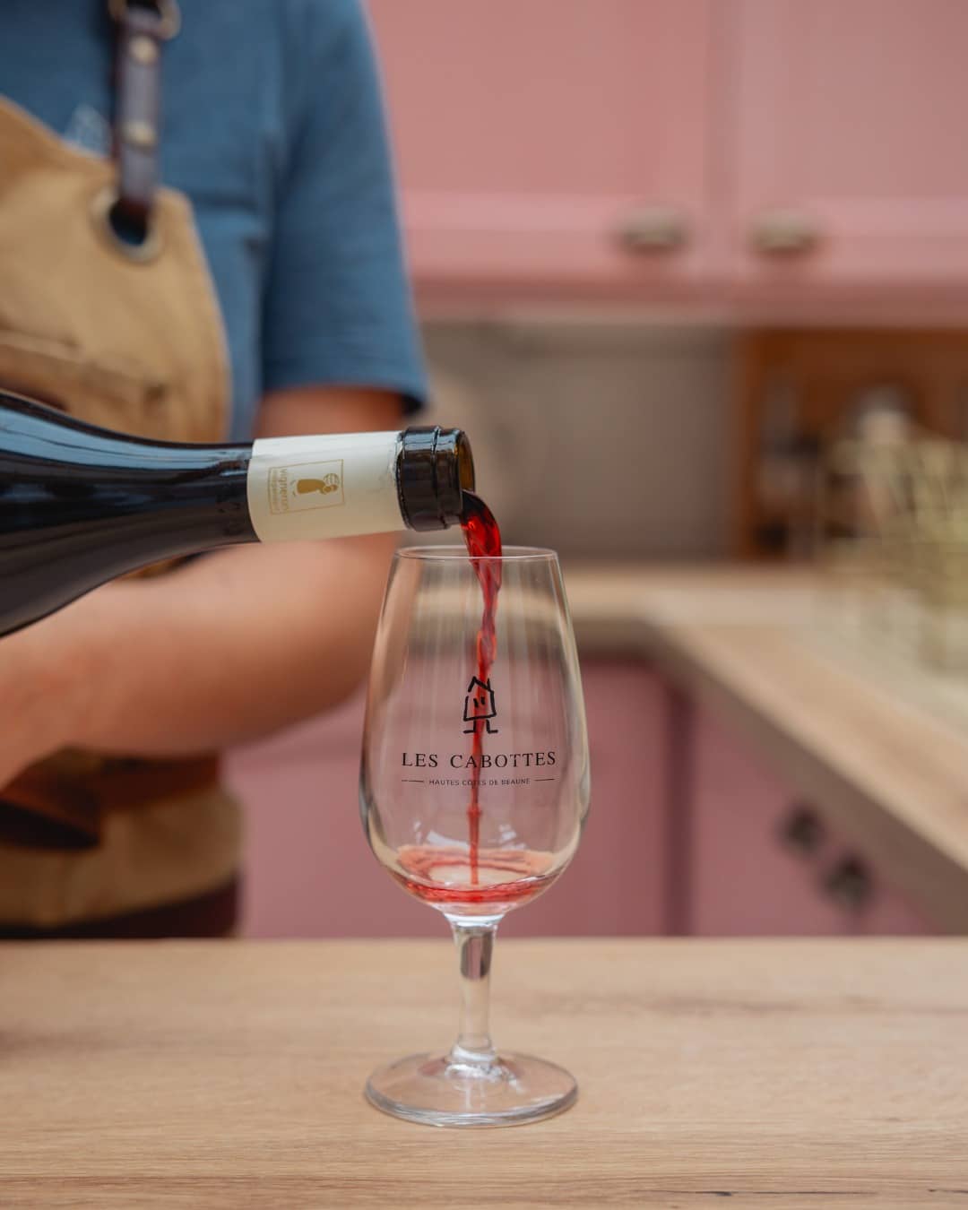 Vendredi, 18h30 : ne serait-ce pas l'heure parfaite pour déguster un joli cru bourguignon ? Une commande en un clic et nous livrons le précieux directement dans votre hébergement 🍷
*L'abus d'alcool est dangereux pour la santé à consommer avec modération
---
Friday, 6:30pm: it's the perfect time to taste a nice wine from Burgundy, isn't it? You can order it in one click and we bring it to you, directly in your accommodation 🍷
*Alcohol abuse is dangerous for your health, consume in moderation

📍 Hautes Côtes de Beaune
📲 Réservations : lien direct dans la bio

Crédits photos @jerome.henon6