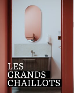 Et si on continuait la visite des nouvelles chambres ? Bienvenue aux Grands Chaillots ! Le fil conducteur des couleurs est bien présent mais les volumes sont bien différents. Un plafond cathédrale qui révèle une charpente qui n'a pas pris une ride, une configuration sur-mesure pour s'adapter à tous les profils de voyageurs, et toujours les petits détails pour sublimer chaque séjour : notre chambre "Les Grands Chaillots" est parfaite pour les couples en long séjour ou pour les familles avec 2 poussins 🐣
---
Let's continue our brand news rooms' tour - welcome to Les Grands Chaillots! You can see the same atmosphere but the volumes are pretty much different. A cathedral ceiling which reveal an incredible framing, a custom setting to match with our guests' needs, and these little details to pimp each stay: our room "Les Grands Chaillots" is perfect for couples staying several days with us or for families up to 2 chicks 🐣

📍 Hautes Côtes de Beaune
📲 Réservations : lien direct dans la bio
📷 @lorenecreuzotphotographie