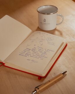 Quand nos invités du soir sont des artistes - on adore découvrir vos petits mots et vos œuvres d'art après votre départ 🥰 
--- 
When our guests are artists - we really like to discover your sweet words and beautiful pieces of art after your checkout 🥰

📍 Hautes Côtes de Beaune
📲 Réservations : lien direct dans la bio

Crédits photos @jerome.henon6