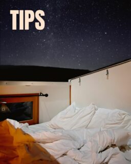 Toutes nos tiny houses sont équipées de couvertures bien douillettes (et de chauffage !) pour profiter à chaque saison, notamment pour ouvrir le toit de la cabotte bleue et observer le ciel étoilé qui est particulièrement impressionnant en ce moment ✨
---
Cozy blankets (and heating!) to enjoy each season in our tiny houses, in particular to open the roof of the blue cabotte, looking at the sky which is especially full of stars at this moment ✨

📸 @lafamillecherokee