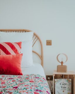 Plutôt chambre avec terrasse bucolique ou tiny house avec bain nordique ? Il nous reste quelques petites disponibilités pour ce samedi 15 août, avec le tarif "dernière minute" tout doux ☀️
---
Would you prefer a room with a bucolic terrace or a tiny house with a nordic tub? We have a few spots left for this Saturday, August 15th, at a very attractive "last-minute" rate ☀️

📸 @lorenecreuzotphotographie
