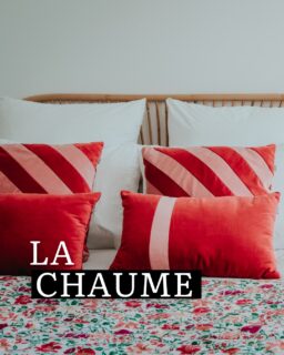 On vous avait promis une présentation détaillée des nouvelles chambres : la voici ! On commence aujourd'hui par notre belle Chaume qui peut accueillir entre 1 à 3 personnes (soit 2 adultes & 1 bébé). Un joli lit queen size, un coin salon cosy à souhait avec un espace repas parfait pour prendre son petit-déjeuner ou son dîner en chambre, en toute intimité. Le bonus de la Chaume ? Sa grande terrasse arborée, avec vue sur l'église du village et bien sûr sur les vignes 🍇
---
We promised a detailed presentation of our brand new rooms: here it is! We start today with our sweet Chaume which is perfect for 1 to 3 people (2 adults & 1 baby). A nice queen size bed, a cozy living room, a corner to eat breakfast and dinner with intimacy. The extra? The big tree-lined terrace, with a great view on the village's church and, of course, and the vineyards 🍇

📍 Hautes Côtes de Beaune
📲 Réservations : lien direct dans la bio
📷 @lorenecreuzotphotographie