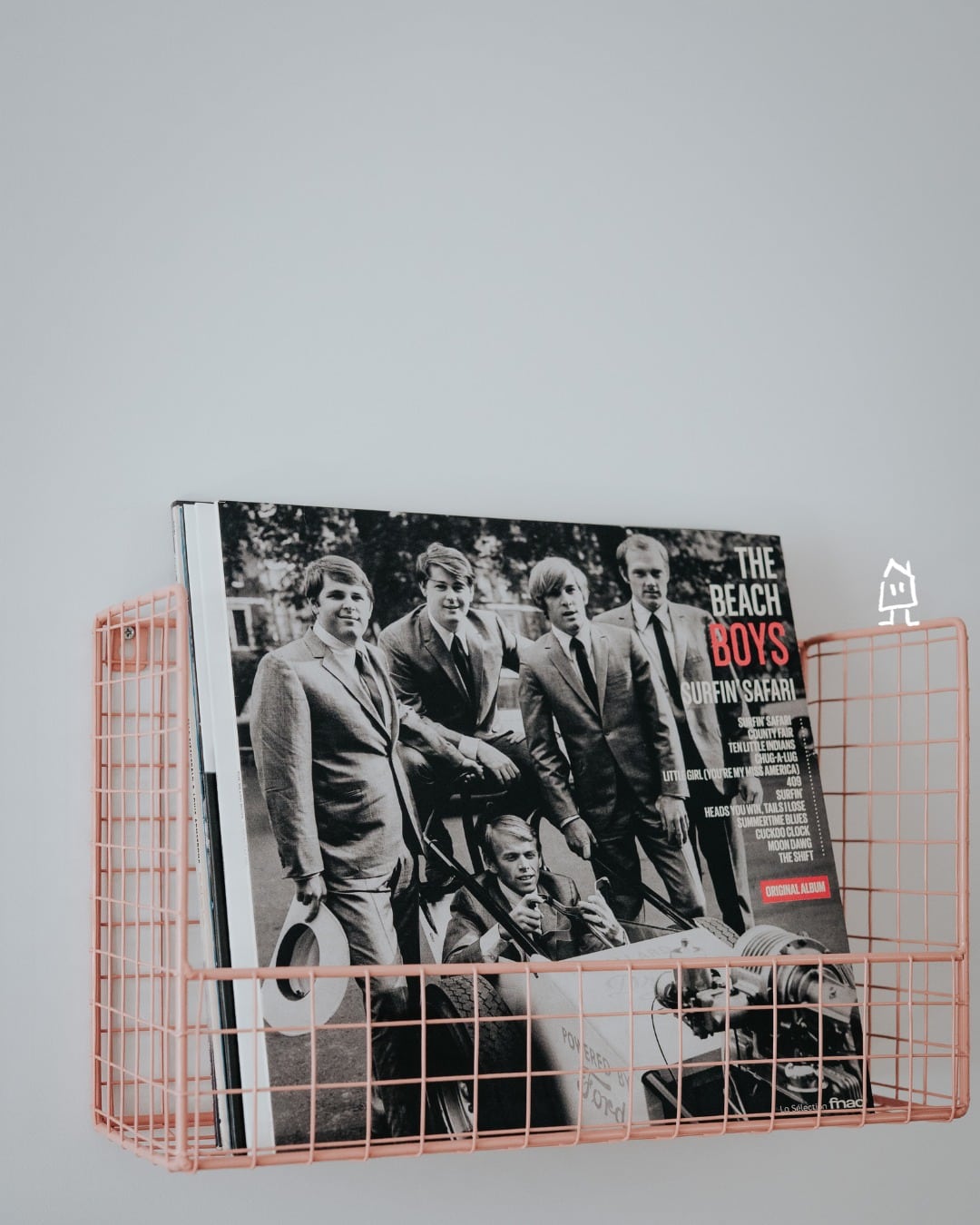 La playlist du weekend sera feel good ou ne sera pas ! Aux Cabottes, le doux son des vinyles diffuse de bonnes ondes dans chacun de nos hébergements. Notre petit faible du moment ? Lancer Surfin' Safari pour prolonger encore un peu l'été 🌊
---
This weekend's playlist will only be feel good! At Les Cabottes, the soft sound of vinyls broadcasts good vibes in all of our accommodations. Our little current crush? Listening Surfin' Safari to make summer last a bit longer 🌊

📍 Hautes Côtes de Beaune
📲 Réservations : lien direct dans la bio
📷 @lorenecreuzotphotographie