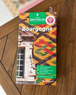 Depuis notre ouverture il y 5 ans, on glisse le célèbre Guide Vert dans chacun de nos hébergements ; nos invités y trouvent toujours de jolies idées pour les aiguiller dans leurs périgrinations bourguignonnes. On découvre avec joie (et fierté, disons-le) que nos Cabottes font maintenant partie des recommandations, comme "une vraie bulle hors du temps" ✨
---
Since our opening 5 years ago, we put the famous Guide Vert in each accommodation ; our guests can find many nice ideas to help them wandering in Burgundy. We have just discovered with joy (and pride, let's say it) that our Cabottes are now part of the recommendations, as "a reel bubble out of time" ✨

📍 Hautes Côtes de Beaune
📲 Réservations : lien direct dans la bio