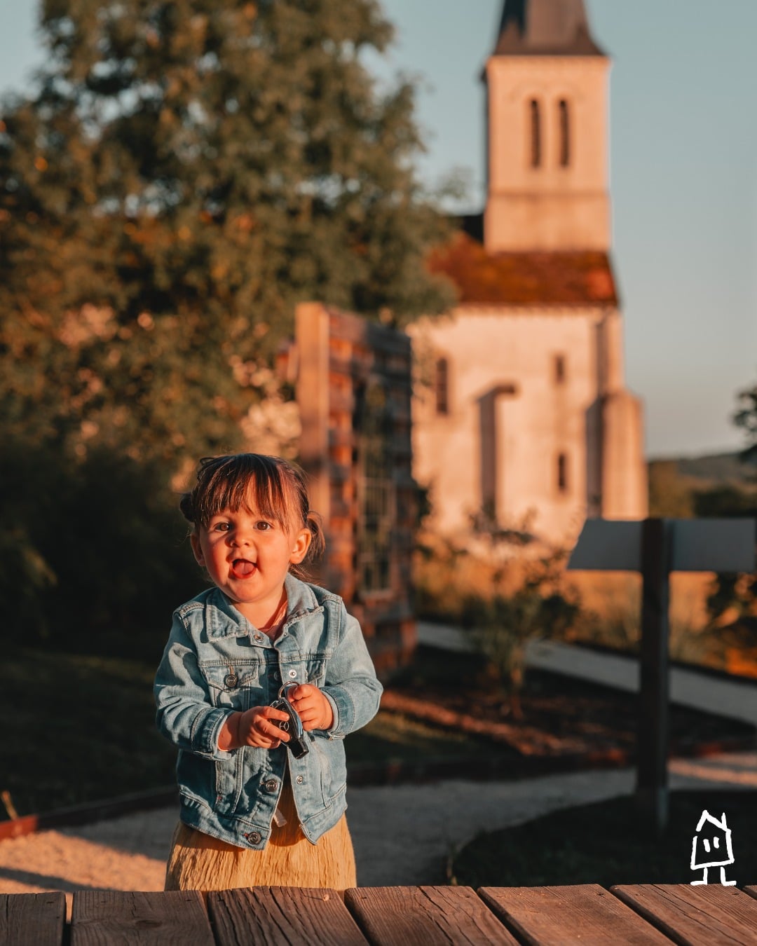 Checkin' time! Cabotte jaune prise d'assaut par cette petite personne beaucoup trop mignonne 👧
---
Checkin' time! Our yellow cabotte is welcoming this tiny human for the night 👧

📍 Hautes Côtes de Beaune
📲 Réservations : lien direct dans la bio

Crédits photos @jerome.henon6