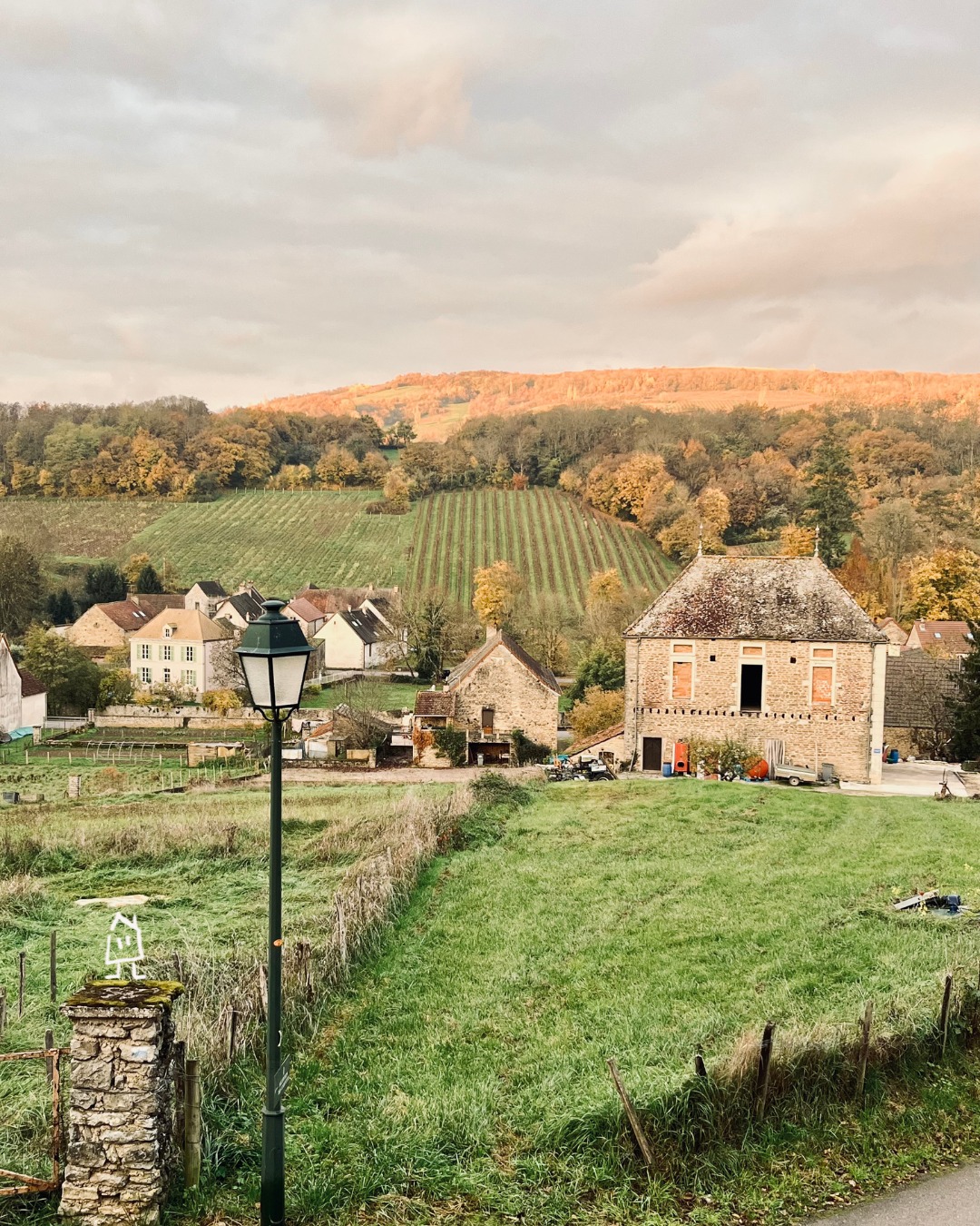 Entre automne et hiver, cette vue qui nous régale chaque jour évolue au fil des saisons comme le plus beaux des tableaux 🖼️
---
Between autumn and winter, this delightful view change throughout seasons as the most beautiful painting 🖼️

📍 Hautes Côtes de Beaune
📲 Réservations : lien direct dans la bio
