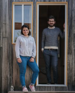 Une année de plus au compteur des Cabottes, et quelle année ! 3 chambres flambant neuves ont agrandi la famille, des centaines de nouveaux voyageurs ont découvert notre univers et que dire des fidèles parmi les fidèles qui sont (re)revenus nous voir. A nous deux 2026, des projets plein la tête ✨
---
One more year for Les Cabottes, and what a year! 3 brand new rooms have extended the family, hundreds of new guests have discovered our little world, without forgetting the loyals among the loyals who came back to see us. Let's go 2026, with lots of projects in our mind ✨

📍 Hautes Côtes de Beaune
📲 Réservations : lien direct dans la bio
📷 @lorenecreuzotphotographie