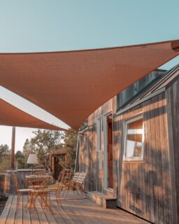 L'été aux Cabottes version @notrejoyeuxbazar ☀️
On sait que vous attendez cette annonce chaque année alors avis aux voyageurs de passage : les séjours d'une nuit sont désormais ouverts pour l'été dans tous nos hébergements, y compris les tiny houses.
Point caliente : les nuits sont fraiches dans notre belle campagne, des ventilateurs sont également à disposition et les bains nordiques sont rafraîchissants à souhait. Et pssst, les chambres de la maison d'hôtes sont climatisées.
---
Summer at Les Cabottes, as seen by @notrejoyeuxbazar ☀️
We know you look forward to this announcement every year, so here’s the news for travelers passing through: one-night stays are now available for the summer across all our accommodations, including the tiny houses.
Hot tip: nights in our beautiful countryside are cool, fans are available, and the Nordic baths are wonderfully refreshing. And psst: the guest house rooms are air-conditioned.

📸 @jerome.henon6