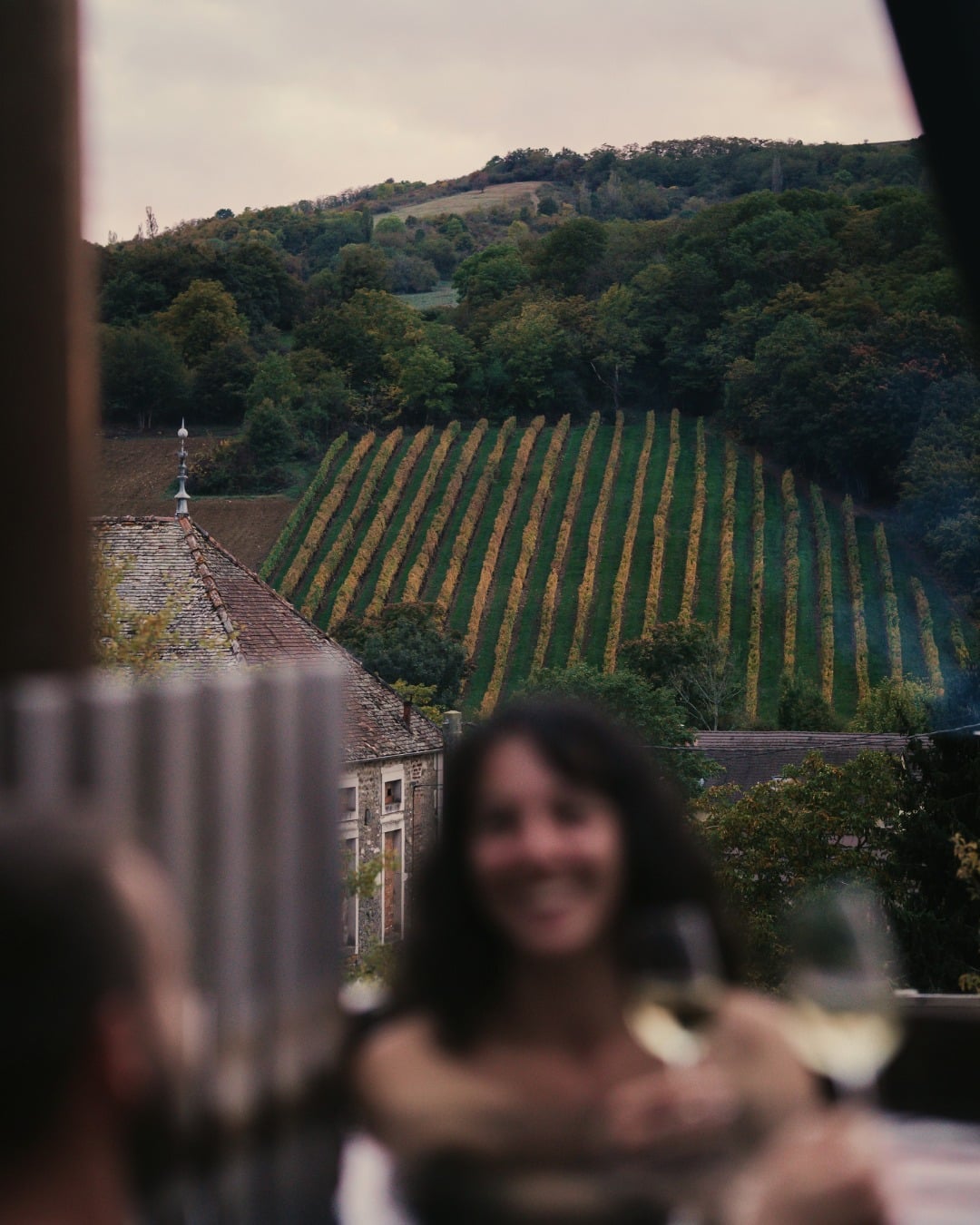 Admirer la vue imprenable sur les vignes dorées dans un bain nordique à 37°C, le tout en sirotant un verre de la Cuvée des Cabottes : une douce soirée s'annonce par ici 🍁
---
Admire the breathtaking view of golden vineyards from a 37°C Nordic bath, all while sipping a glass of La Cuvée des Cabottes -a lovely evening awaits here 🍁

📸 @lorenecreuzotphotographie