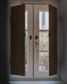 Pour que vous puissiez dormir comme un loir sans que les premiers rayons du soleil ne vous chatouillent le visage, nous avons doté toutes les chambres de la maison d'hôtes de volets intérieurs en bois. Sur-mesure pour s'adapter aux tailles plutôt atypiques de nos vitrages, vieille maison oblige, ils permettent de faire l'obscurité totale pour la grasse matinée qui s'annonce 💤
---
So that you can be as thick as a brick without being disturbing by the first rays of sun, each of our guest house's accommodations has interior wooden shutters. Custom made to fit perfectly with the atypical size of our windows (as it is an old house), they enable to do the complete darkness for a late time in bed 💤

📍 Hautes Côtes de Beaune
📲 Réservations : lien direct dans la bio
📷 @lorenecreuzotphotographie