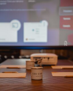 Quand les idées fourmillent - bilan de fin d'année, réflexion pour lancer de nouveaux projets, c'est le moment parfait pour organiser un séminaire au vert (& aux petits oignons). Repas, activités : on adore réfléchir avec vous au programme parfait pour combiner travail et jolis souvenirs avec votre équipe ✨
---
When ideas teem - summary of the year, new projects' launch, that's a great moment to organize a seminar in the countryside. Food, activities: we like to think about the perfect program to mix work and nice memories with your team ✨

📍 Hautes Côtes de Beaune
📲 Réservations : lien direct dans la bio
📷 @jerome.henon6