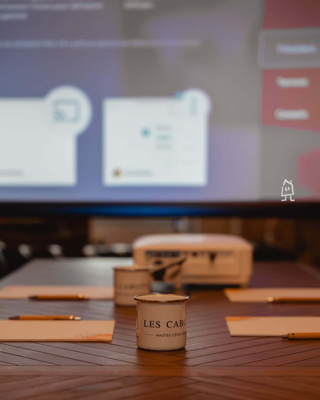 Quand les idées fourmillent - bilan de fin d'année, réflexion pour lancer de nouveaux projets, c'est le moment parfait pour organiser un séminaire au vert (& aux petits oignons). Repas, activités : on adore réfléchir avec vous au programme parfait pour combiner travail et jolis souvenirs avec votre équipe ✨
---
When ideas teem - summary of the year, new projects' launch, that's a great moment to organize a seminar in the countryside. Food, activities: we like to think about the perfect program to mix work and nice memories with your team ✨

📍 Hautes Côtes de Beaune
📲 Réservations : lien direct dans la bio
📷 @jerome.henon6