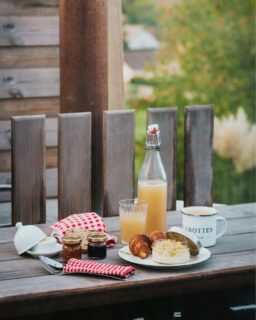 Plutôt bain nordique ou terrasse ? Aux Cabottes, le petit-déjeuner est servi sous forme de buffet dans notre salle de partage ou livré directement dans votre hébergement pour le déguster où bon vous semble 🥐
---
Hot tub or terrace? Our breakfast is served buffet-style in our shared room or delivered straight to your accommodation so you can enjoy it wherever you please 🥐

📸 @lorenecreuzotphotographie