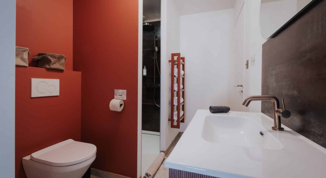 Les Vallerots salle de bain vue d'ensemble (c) Lorène Creuzot