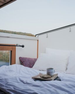 Se réveiller la tête dans les nuages, avec le chant des oiseaux & un café chaud pour seule compagnie... 

---
Waking up with your head in the clouds, accompanied only by birdsong and a hot coffee...

📸 @lorenecreuzotphotographie